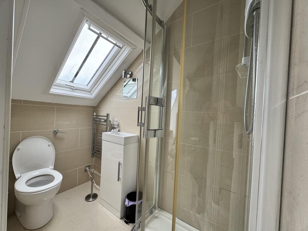 Lot: 114 - STUDIO FLAT CLOSE TO BEACHES - Modern Shower Room